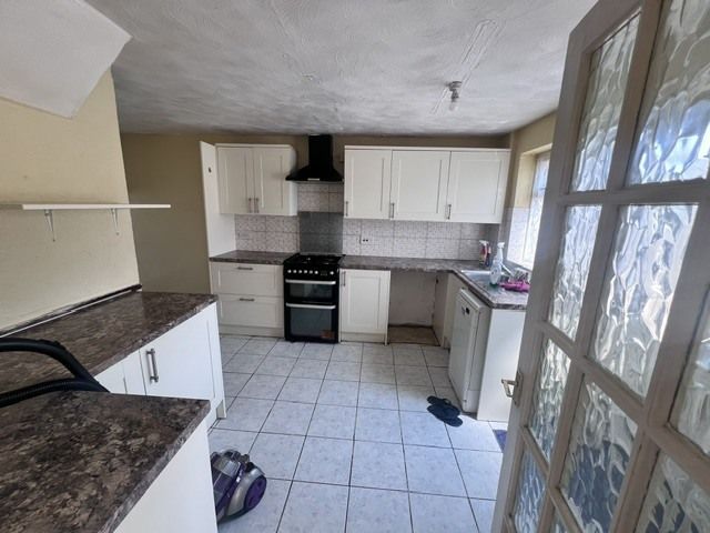 Property photo 3 of 9 Kitchen