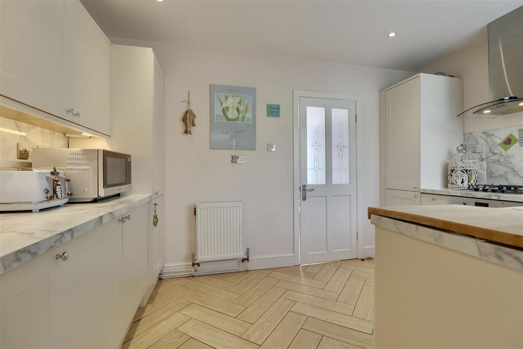 Property photo 3 of 33 F589C19A-Aad2-402E-8D9E-8Cbd0F4B5D7B_1_201_A.Jpeg