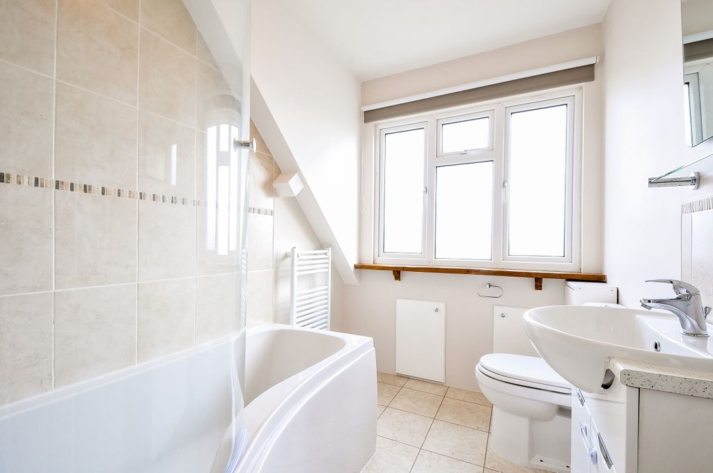 Property photo 3 of 11 Bathroom