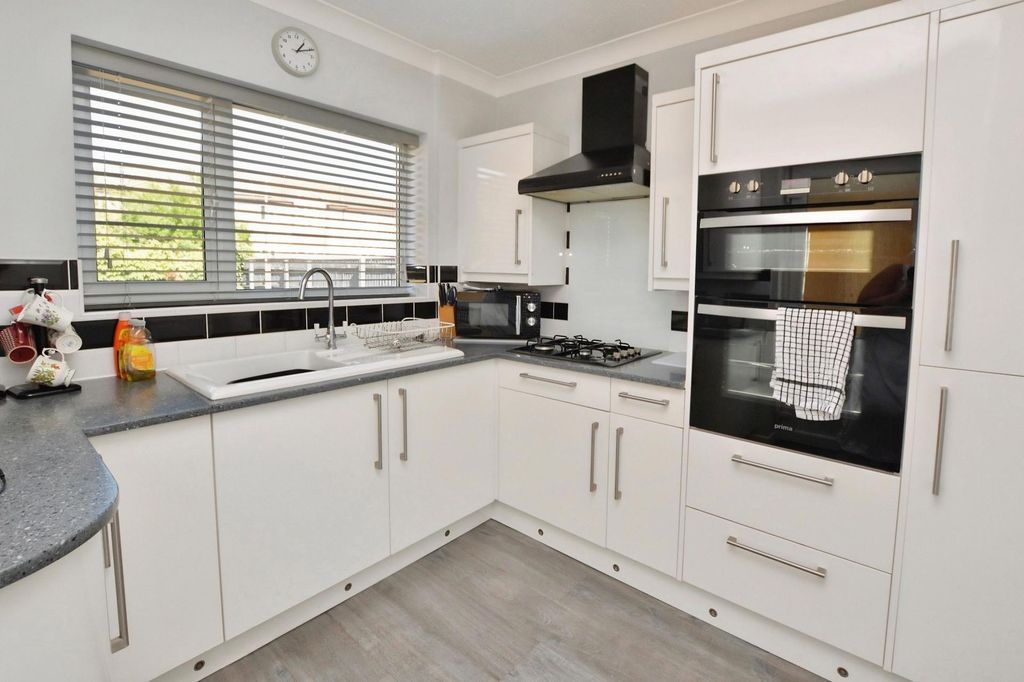 Property photo 3 of 15 Kitchen