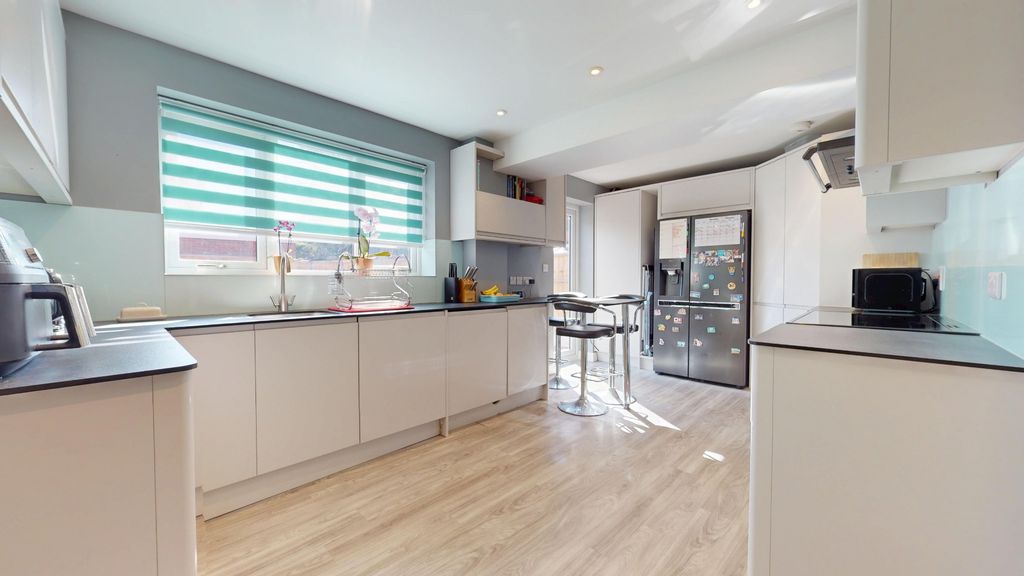Property photo 3 of 28 4416795