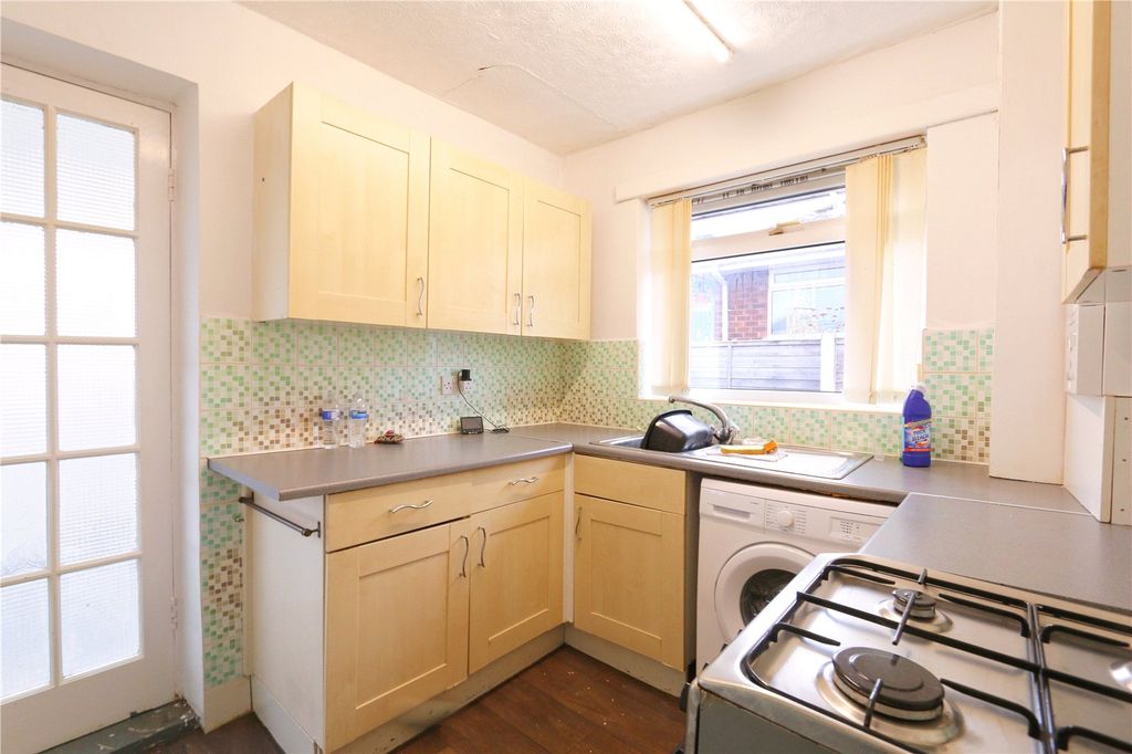 Property photo 3 of 10 Kitchen