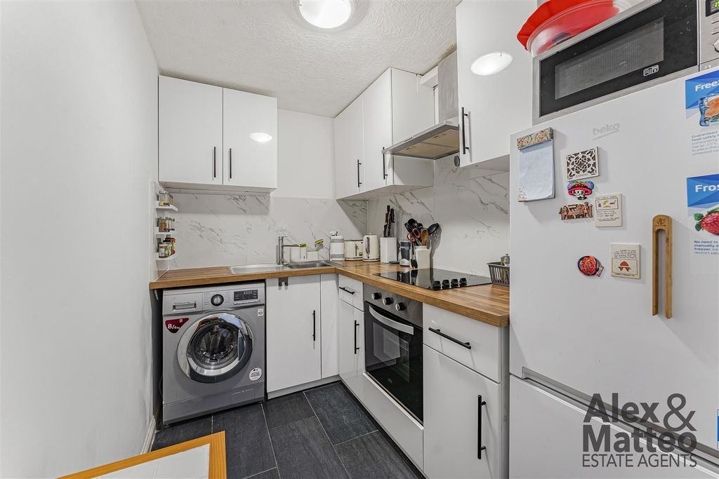 Property photo 2 of 19 Rossetti Road
