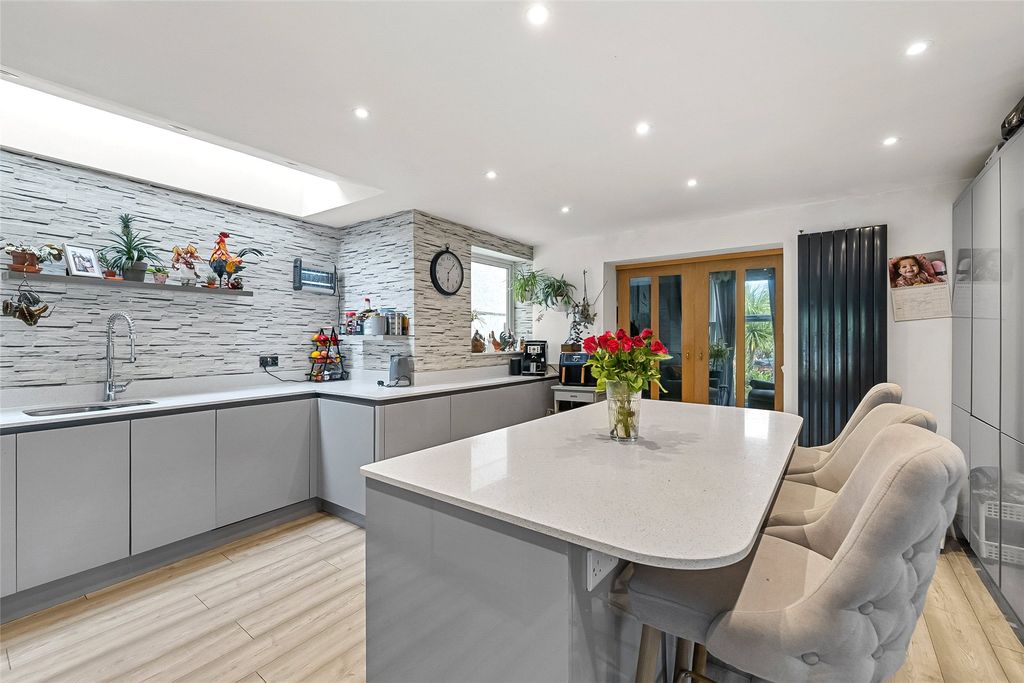 Property photo 2 of 37 Picture No. 14