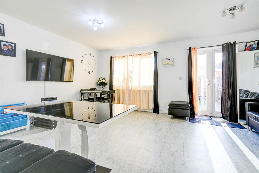 Property photo 2 of 17 Lounge Diner 1.Jpg