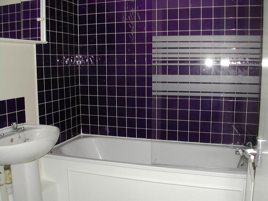 Property photo 3 of 9 1d Fairfield Bathroom.Jpg
