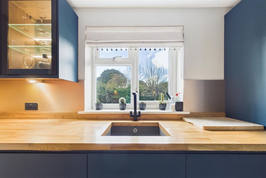 Property photo 1 of 11 Cam01894G0-Pr0265-Still012.Jpg