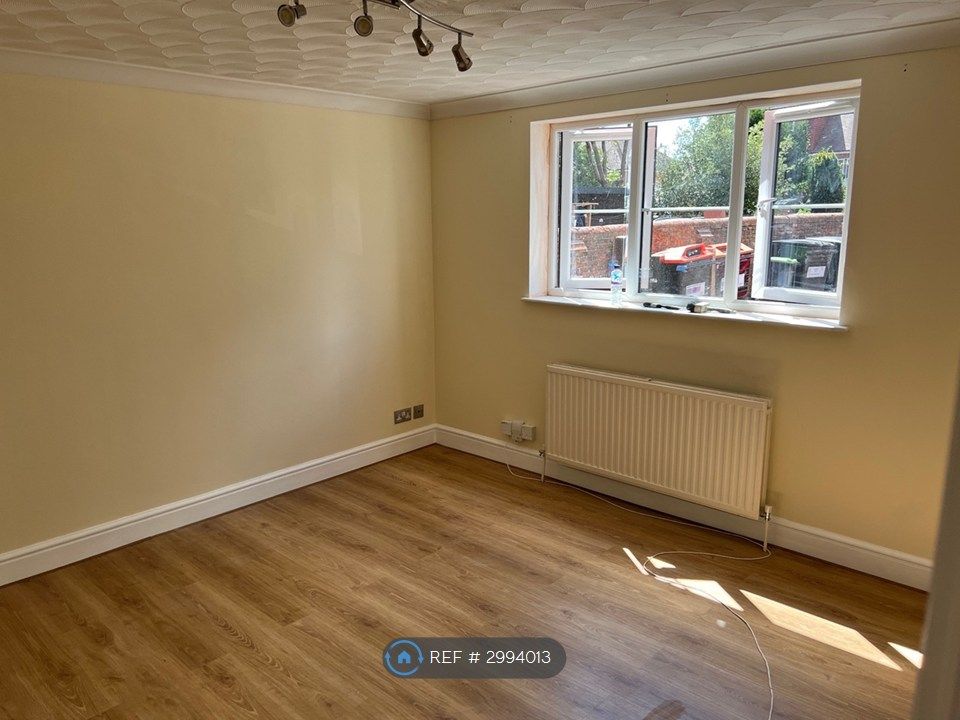 Property photo 1 of 8 Living Room