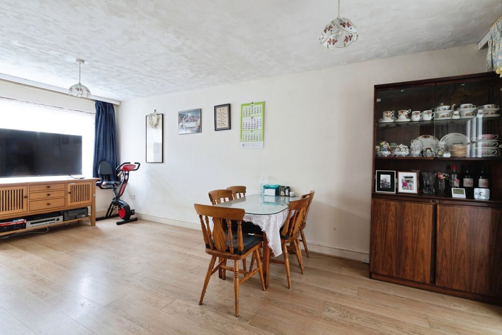 Property photo 2 of 17 Photo