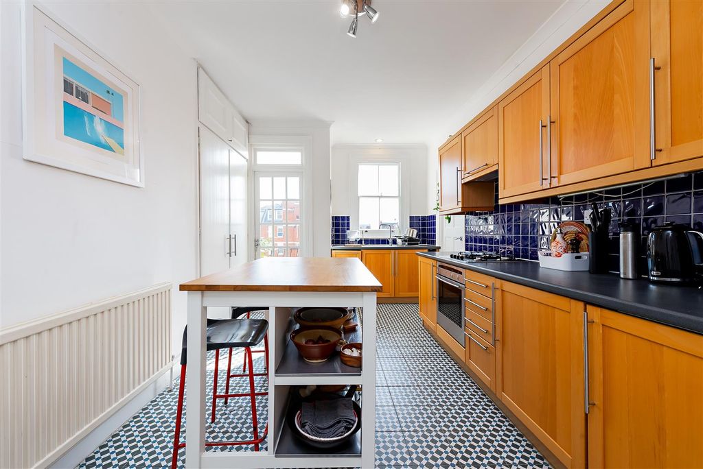 Property photo 2 of 11 Kitchen