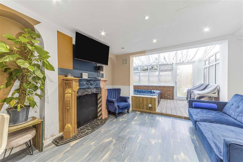 Property photo 2 of 8