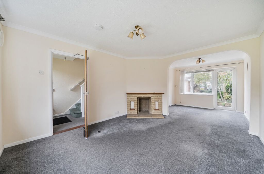 Property photo 2 of 12 1388353-10-6936c0...