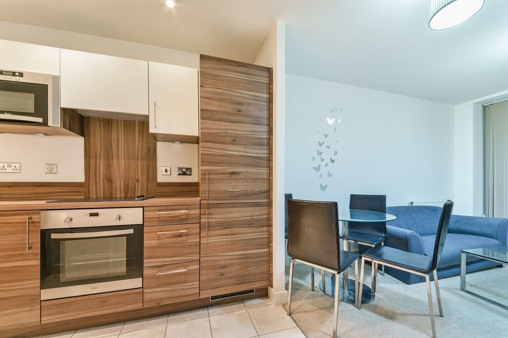 Property photo 2 of 6 Kitchen - Waterside