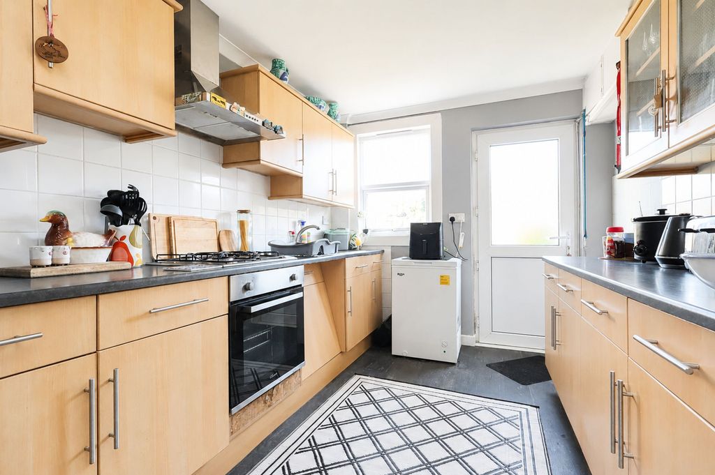 Property photo 3 of 30 Kitchen