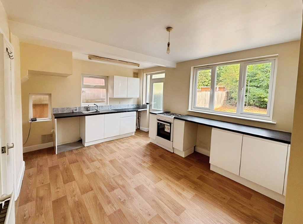 Property photo 3 of 8 Kitchen