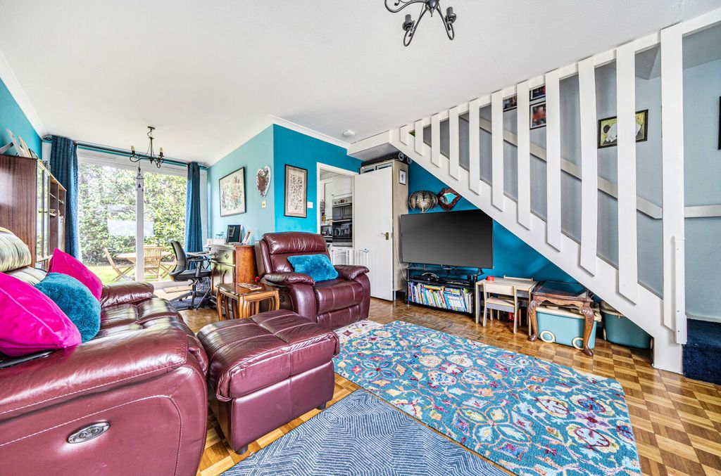 Property photo 2 of 18 Through Lounge Angle 1