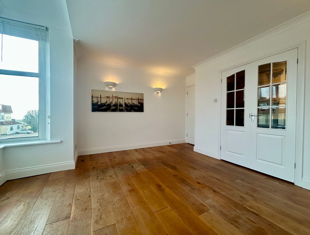 Property photo 2 of 20 Image00017