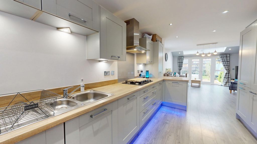 Property photo 3 of 18 Kitchen