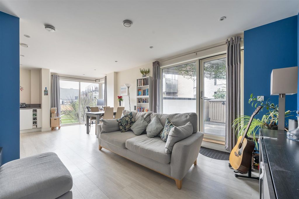 Property photo 1 of 27 Craig House, E17