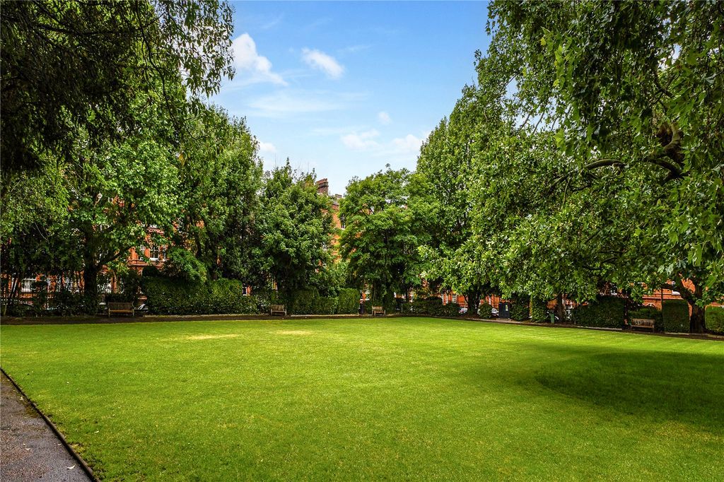 Property photo 3 of 14 Communal Garden