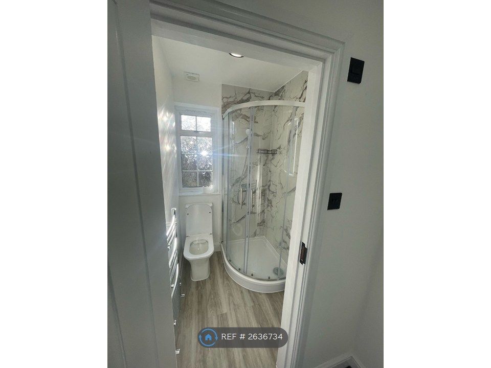 Property photo 3 of 5 Ensuite 2
