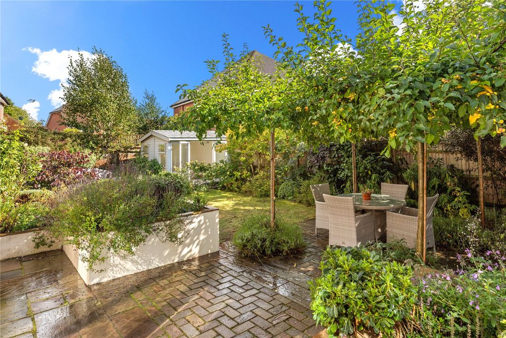 Property photo 2 of 34 Garden