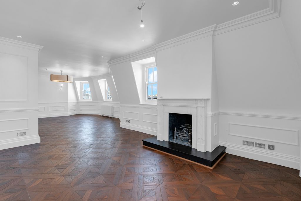 Property photo 3 of 13 Reception 2