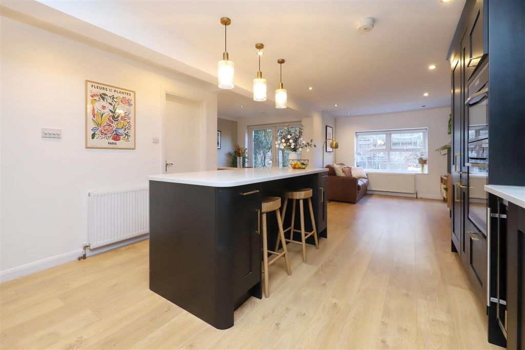 Property photo 3 of 20 Westbury Lodge Close