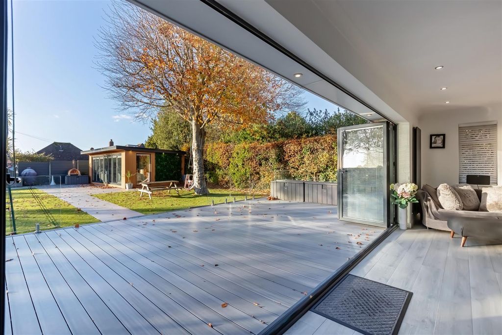 Property photo 2 of 28 Hayling Rise_10.Jpg