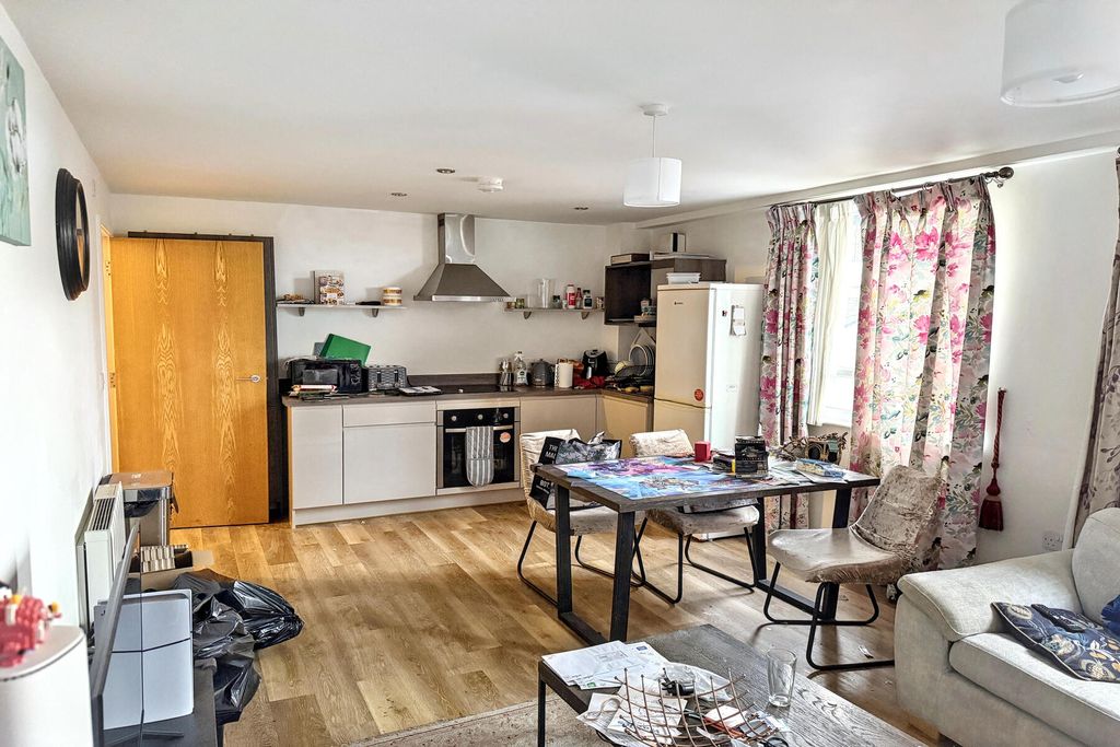Property photo 3 of 6 Cadogan House - Kitchen