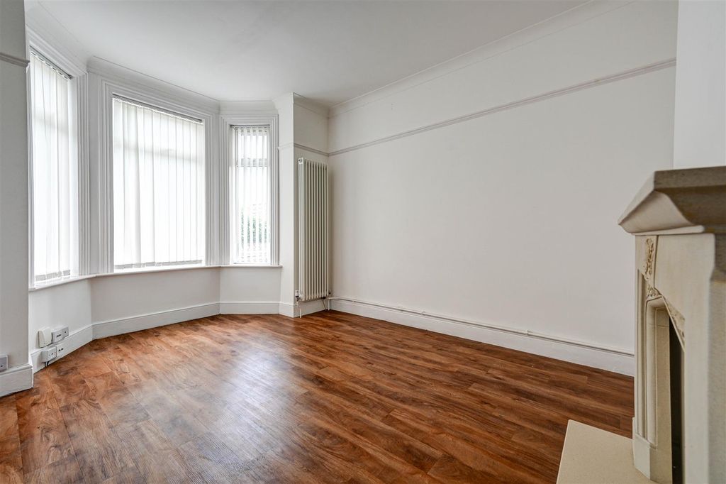 Property photo 3 of 18 Lounge Bay Window.Jpg