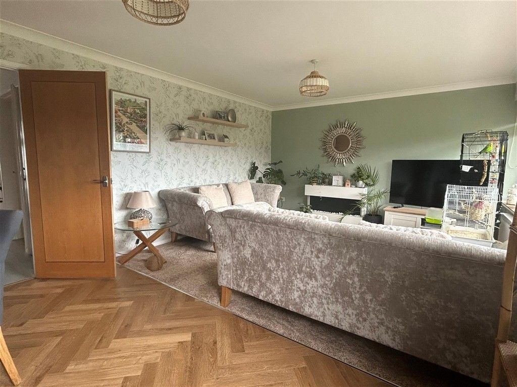 Property photo 2 of 14 Lounge