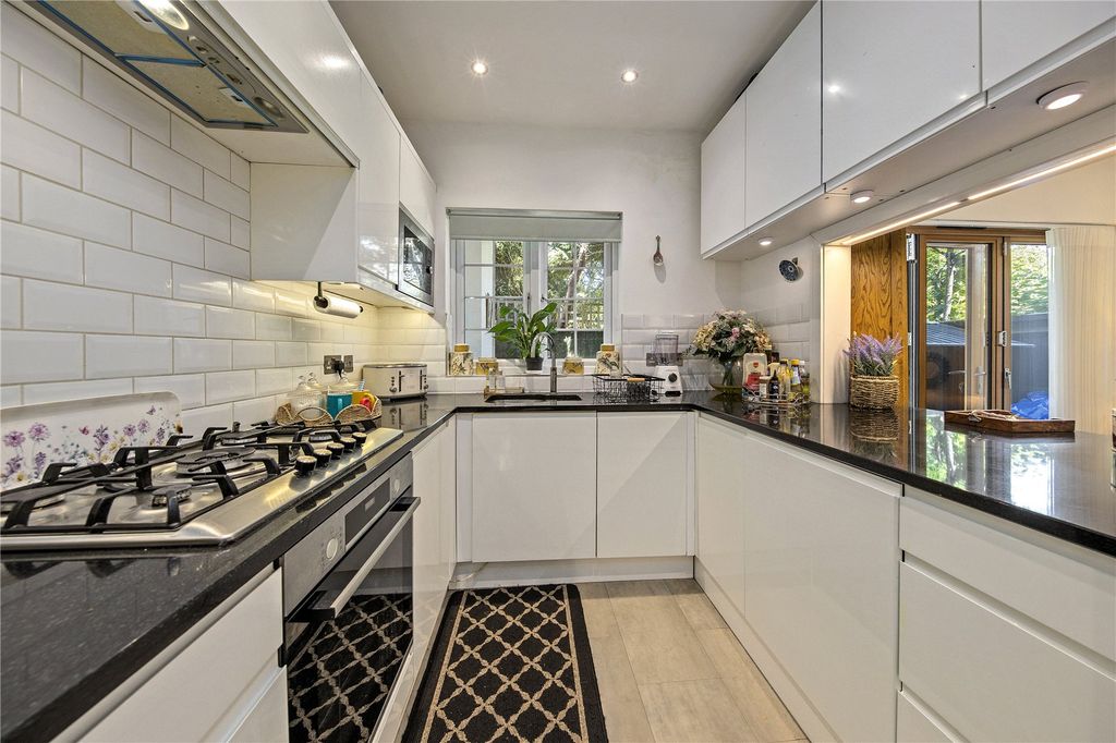 2 bed flat for salePark Close, Hampton TW12 photo 2