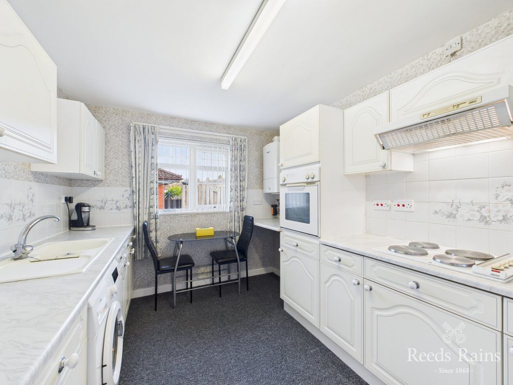 Property photo 3 of 17 Kitchen