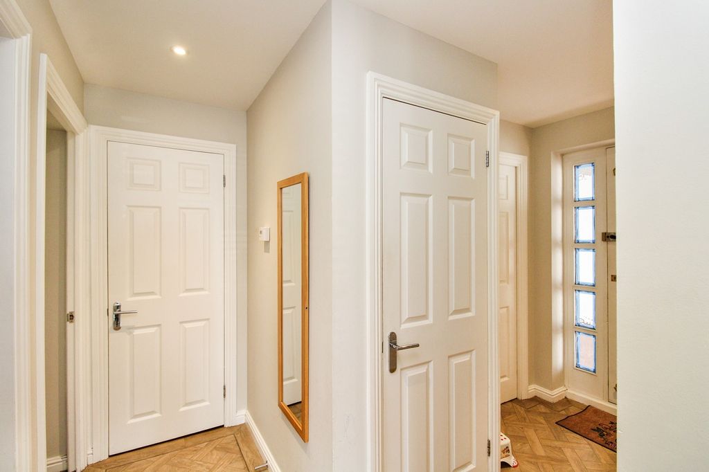 Property photo 2 of 11 Entrance Hall