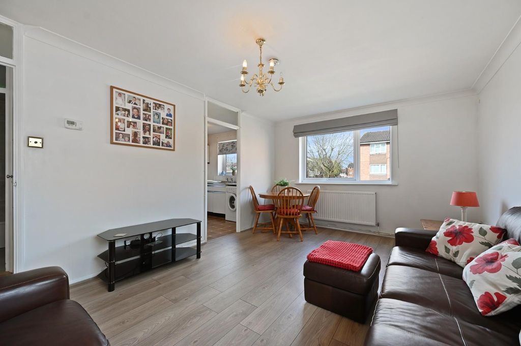 Property photo 2 of 7 Ren - 16 Huxley Close - 12 (1).Jpg