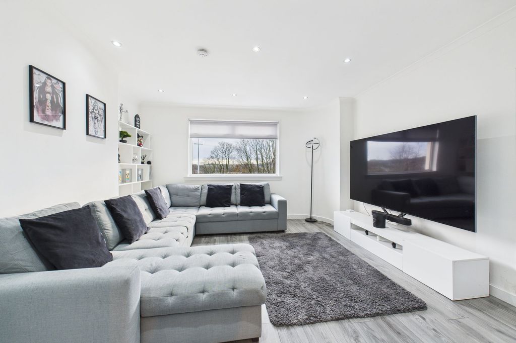 Property photo 2 of 18 Lounge Angle 1