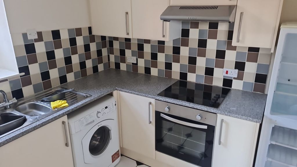 Property photo 3 of 7 Kitchen