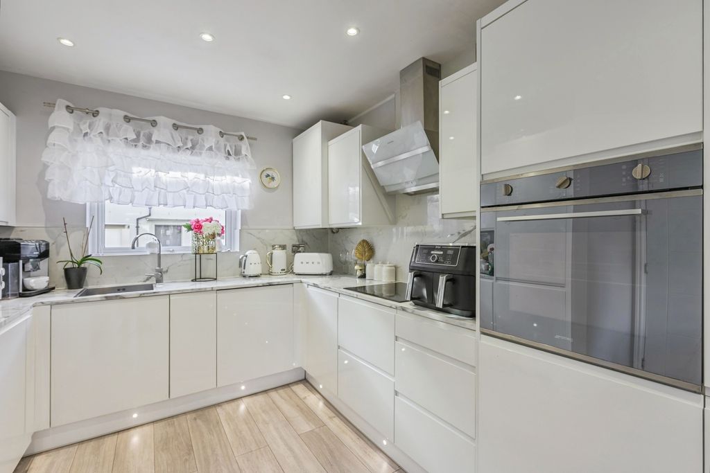 Property photo 3 of 17 Photo