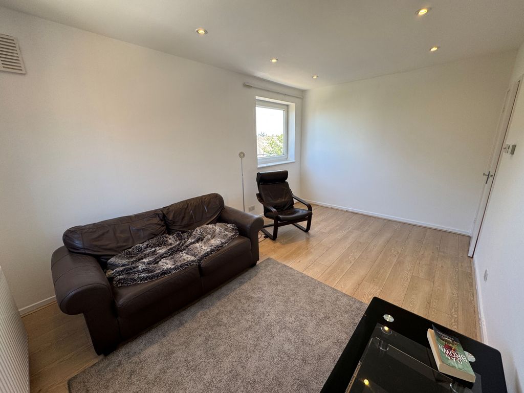 Property photo 3 of 11 Living Room