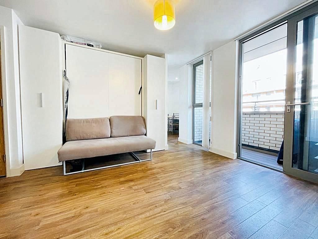 Property photo 2 of 21 Large Studio Apartment With Balcony To Rent In Lewisham, Se13Large Studio Apartment With Balcony To 