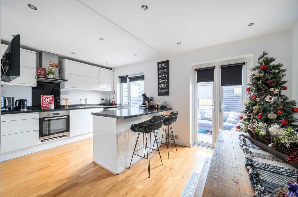 Property photo 1 of 18 1388368-6-693Ace0...