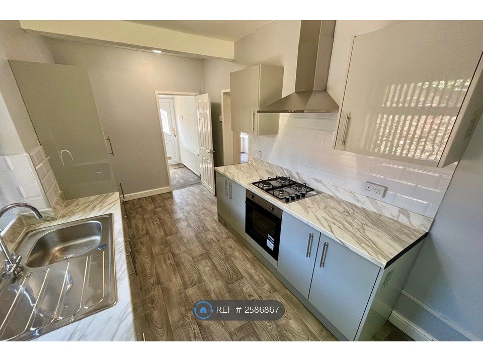 Property photo 3 of 15 Kitchen 2