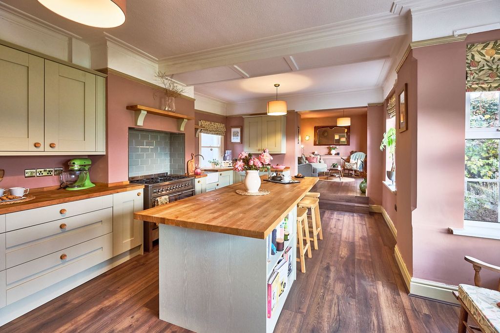 Property photo 2 of 43