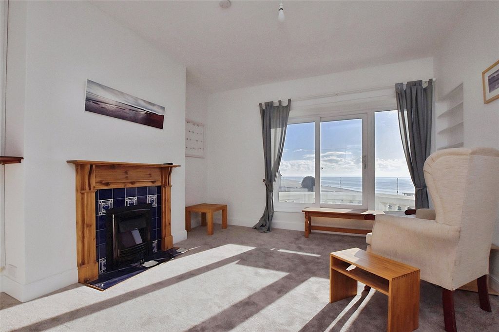 Property photo 2 of 22 Living Room