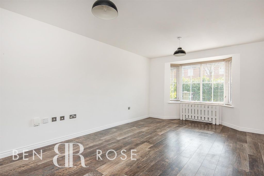 Property photo 3 of 28 Lounge