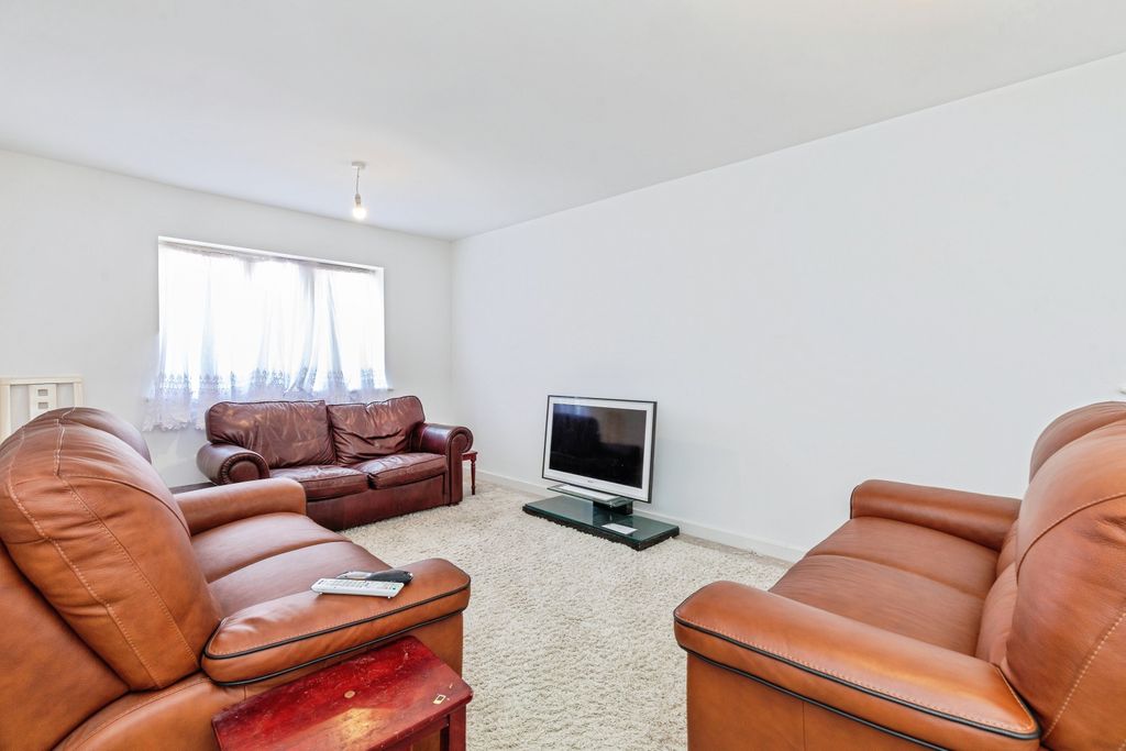Property photo 3 of 21 Lounge
