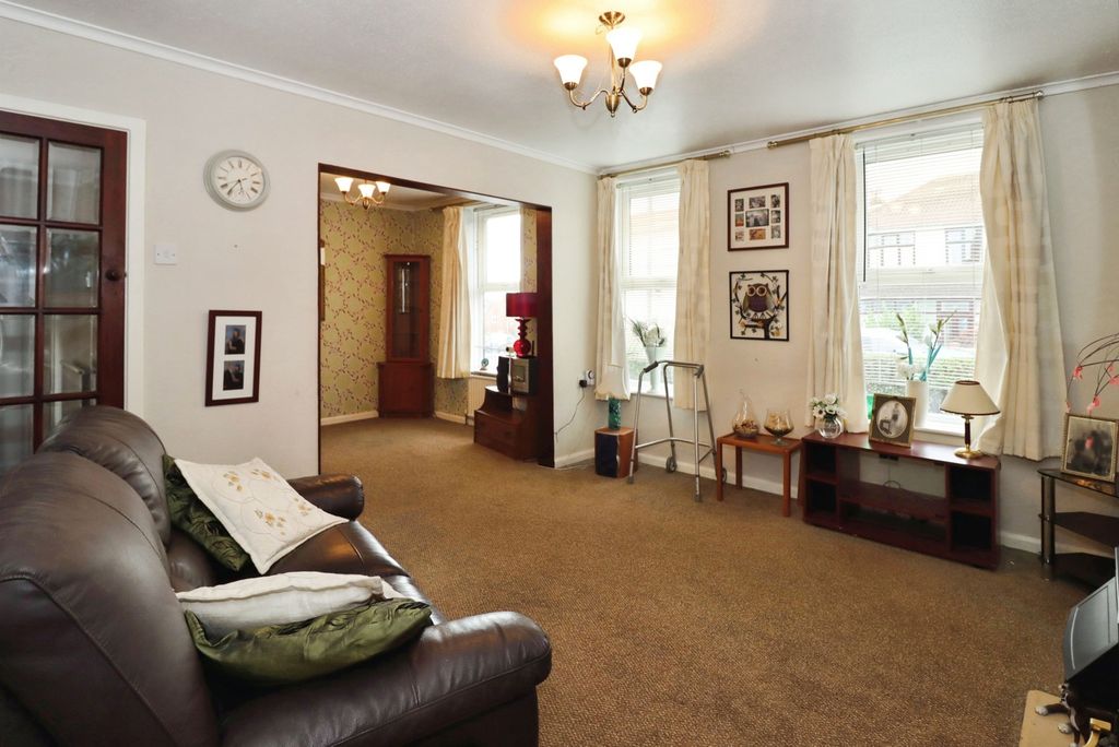 Property photo 1 of 19 Lounge