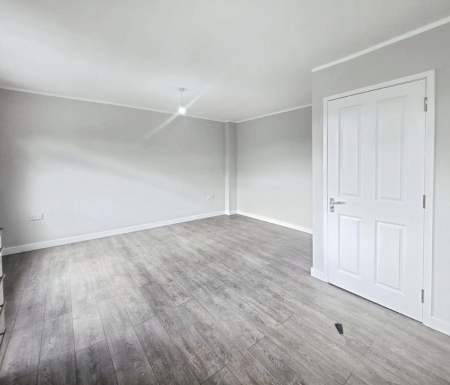Property photo 3 of 11 Pbox-Bedroom-335956.Jpg