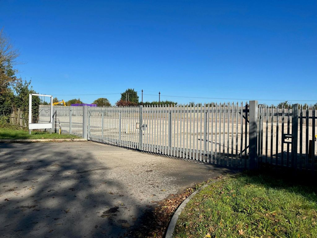 Property photo 3 of 4 Yard Blunsdon Fence Gate 001.Jpg